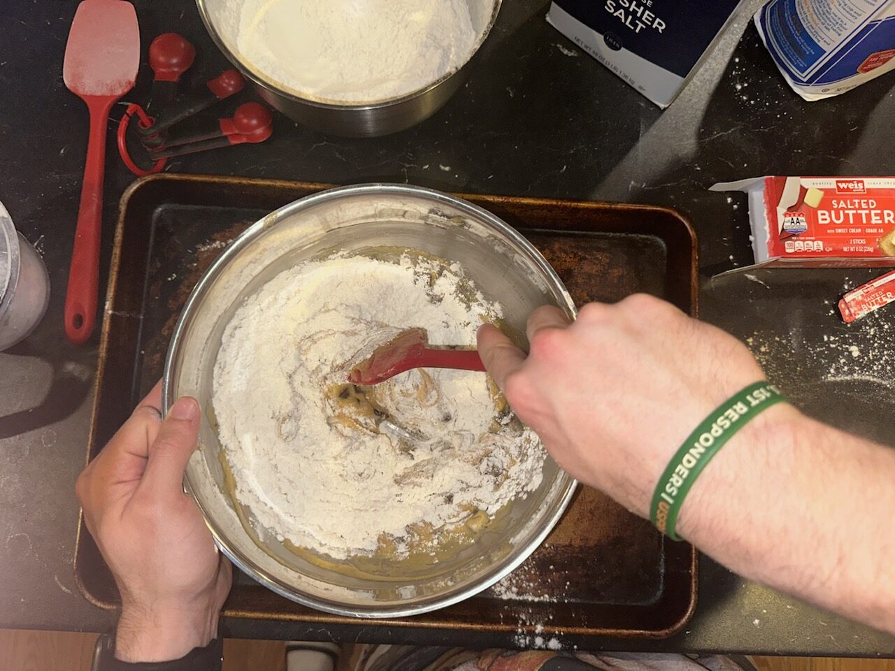 Mix the dry ingredients thoroughly with the spatula 